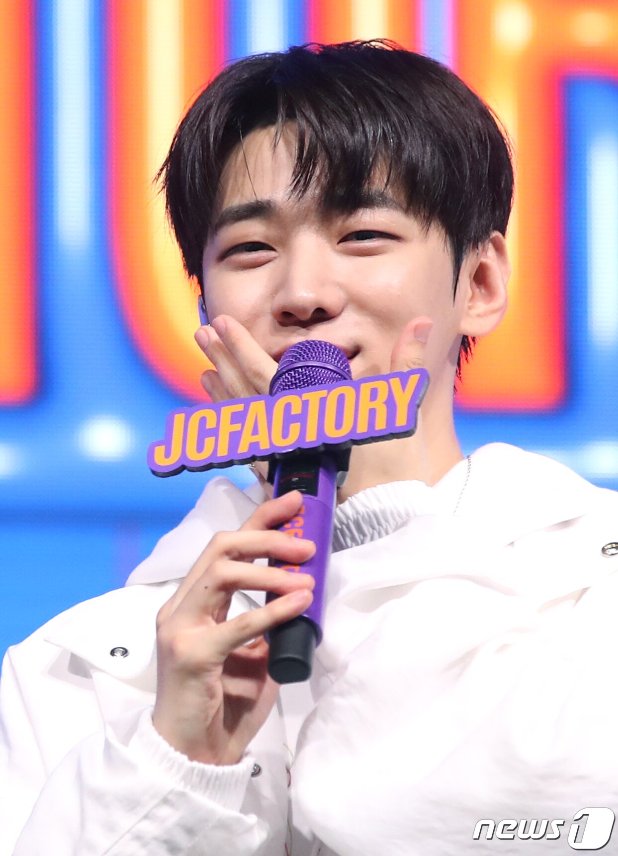 본문 이미지 - 그룹 DKZ(디케이지)의 재찬이 6일 서울 광진구 예스24라이브홀에서 가진 미니 1집 '제이씨팩토리(JCFACTORY)‘ 쇼케이스에서 타이틀 곡 포인트 안무를 설명하고 있다. 2023.9.6/뉴스1 ⓒ News1 권현진 기자