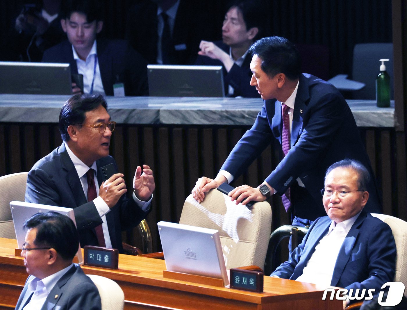 본문 이미지 - 김기현 국민의힘 대표가 6일 오후 서울 여의도 국회 본회의장에서 열린 외교·통일·안보분야 대정부질문에서 정진석 의원과 대화를 하고 있다. 2023.9.6/뉴스1 ⓒ News1 송원영 기자