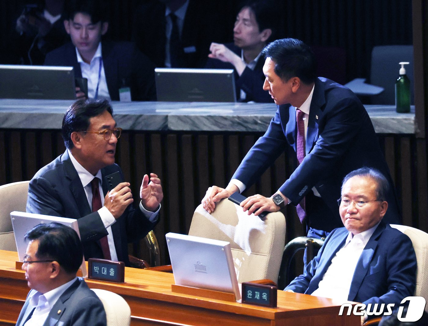 김기현 국민의힘 대표가 6일 오후 서울 여의도 국회 본회의장에서 열린 외교·통일·안보분야 대정부질문에서 정진석 의원과 대화를 하고 있다. 2023.9.6/뉴스1 ⓒ News1 송원영 기자