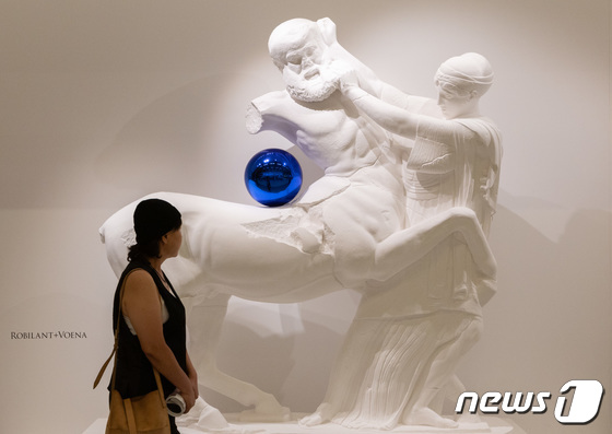 전시 작품 앞 지나는 관람객