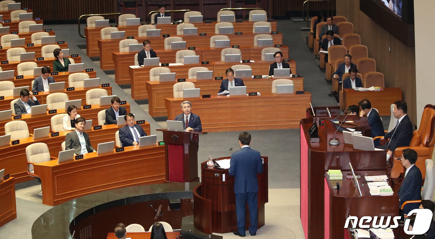 본문 이미지 - 이종섭 국방부 장관이 6일 서울 여의도 국회에서 열린 제410회 국회(정기회) 제3차 본회의 외교·통일·안보 분야 대정부질문에서 성일종 국민의힘 의원의 질문에 답하고 있다. 2023.9.6/뉴스1 ⓒ News1 임세영 기자