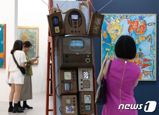 키아프 서울 2023 전시 작품 살펴보는 관람객들