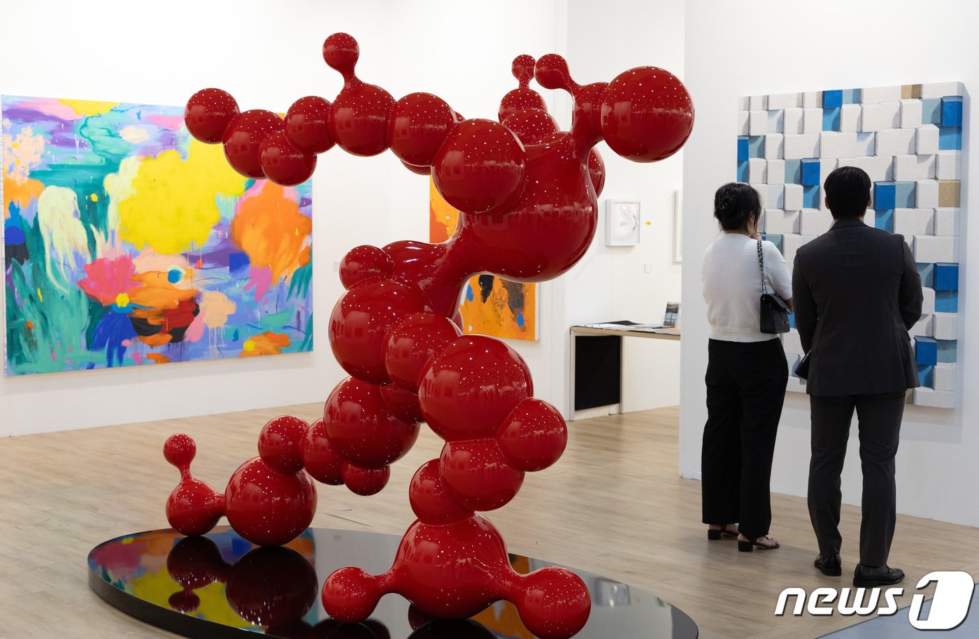 본문 이미지 - 6일 오후 서울 강남구 코엑스에서 열린 키아프 서울 2023을 찾은 관람객들이 전시작품을 살펴보고 있다. 2023.9.6/뉴스1 ⓒ News1 이재명 기자