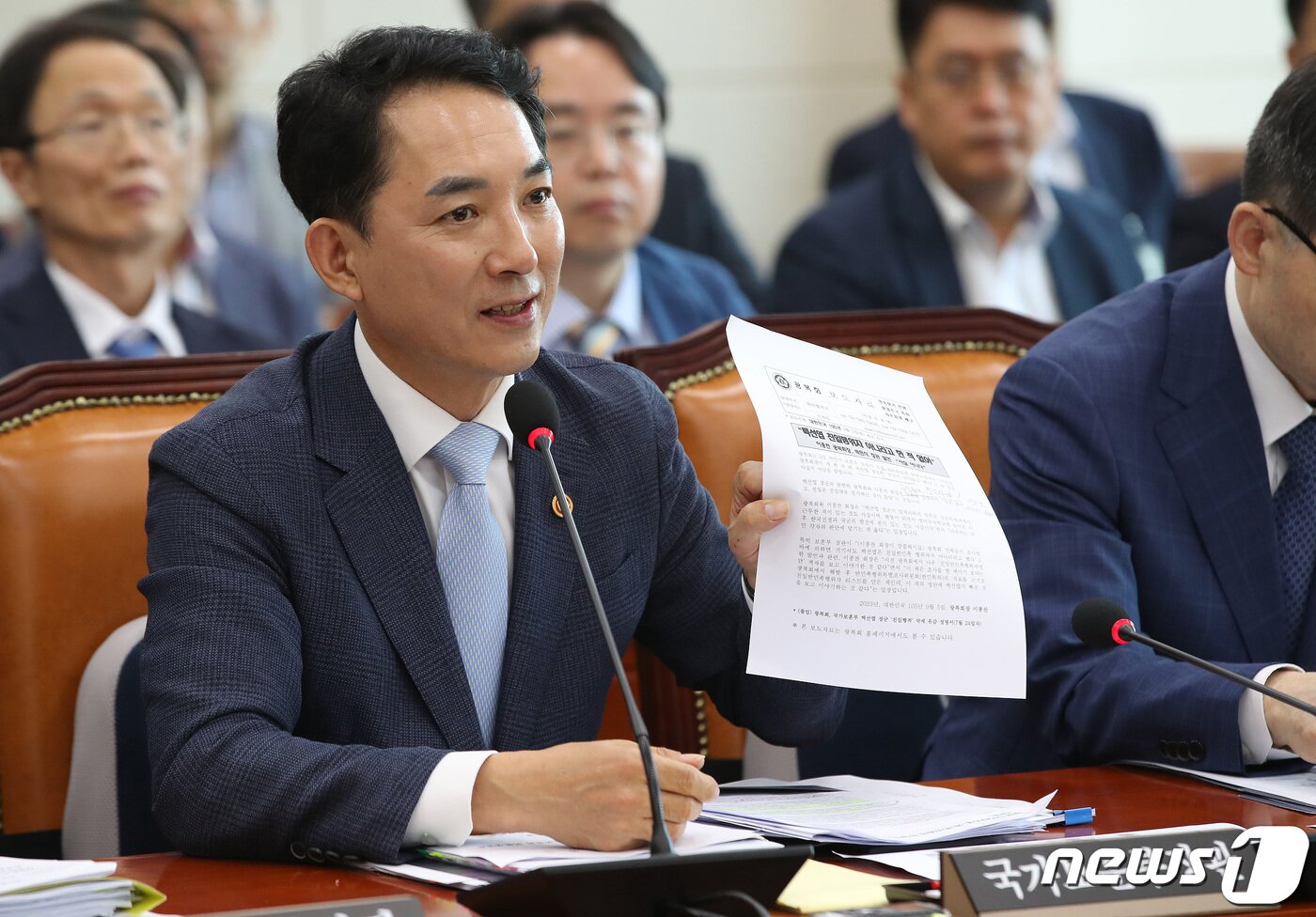 본문 이미지 - 박민식 국가보훈부 장관이 6일 서울 여의도 국회에서 열린 정무위원회 전체회의에서 이종찬 광복회장의 백선엽 장군 발언과 관련한 질의에 답하고 있다. 2023.9.6/뉴스1 ⓒ News1 임세영 기자