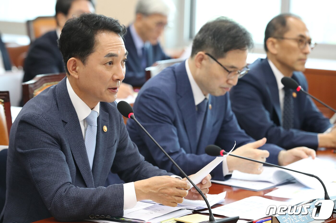 본문 이미지 - 박민식 국가보훈부 장관(왼쪽 첫번째)이 6일 서울 여의도 국회에서 열린 정무위원회 전체회의에서 의원들의 질의에 답하고 있다. 2023.9.6/뉴스1 ⓒ News1 임세영 기자