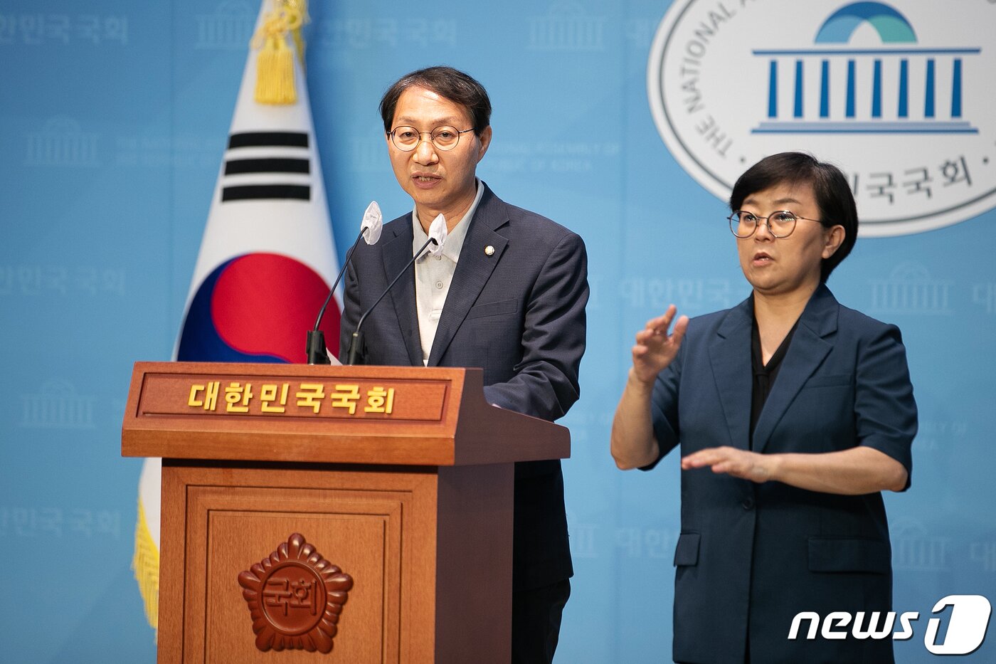 본문 이미지 - 김성주 더불어민주당 정책위 수석부위원장이 6일 오후 서울 여의도 국회 소통관에서 박민식 국가보훈부 장관 허위 발언 관련 사퇴 촉구 기자회견을 하고 있다. 2023.9.6/뉴스1 ⓒ News1 이승배 기자
