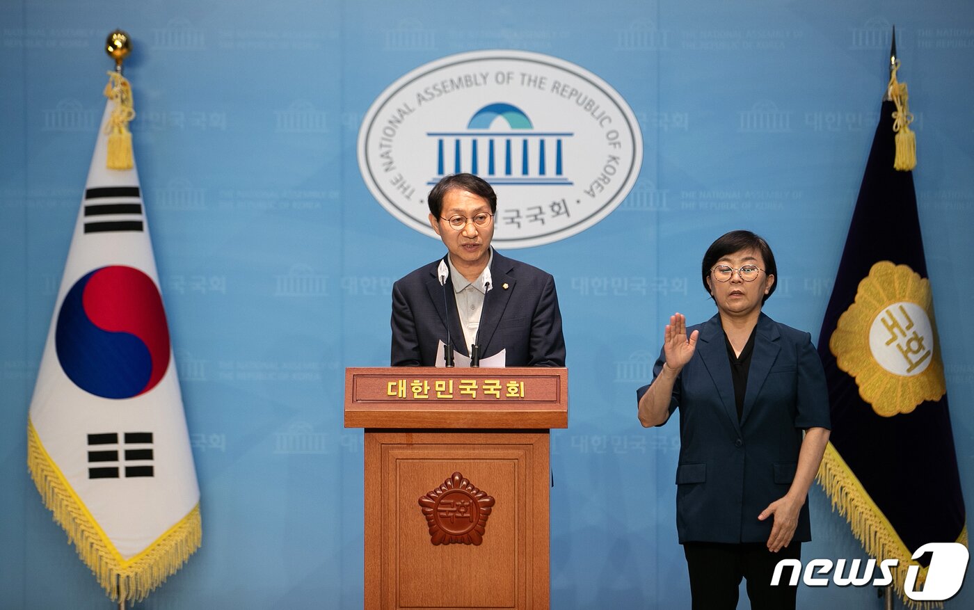 본문 이미지 - 김성주 더불어민주당 정책위 수석부위원장이 6일 오후 서울 여의도 국회 소통관에서 박민식 국가보훈부 장관 허위 발언 관련 사퇴 촉구 기자회견을 하고 있다.  2023.9.6/뉴스1 ⓒ News1 이승배 기자