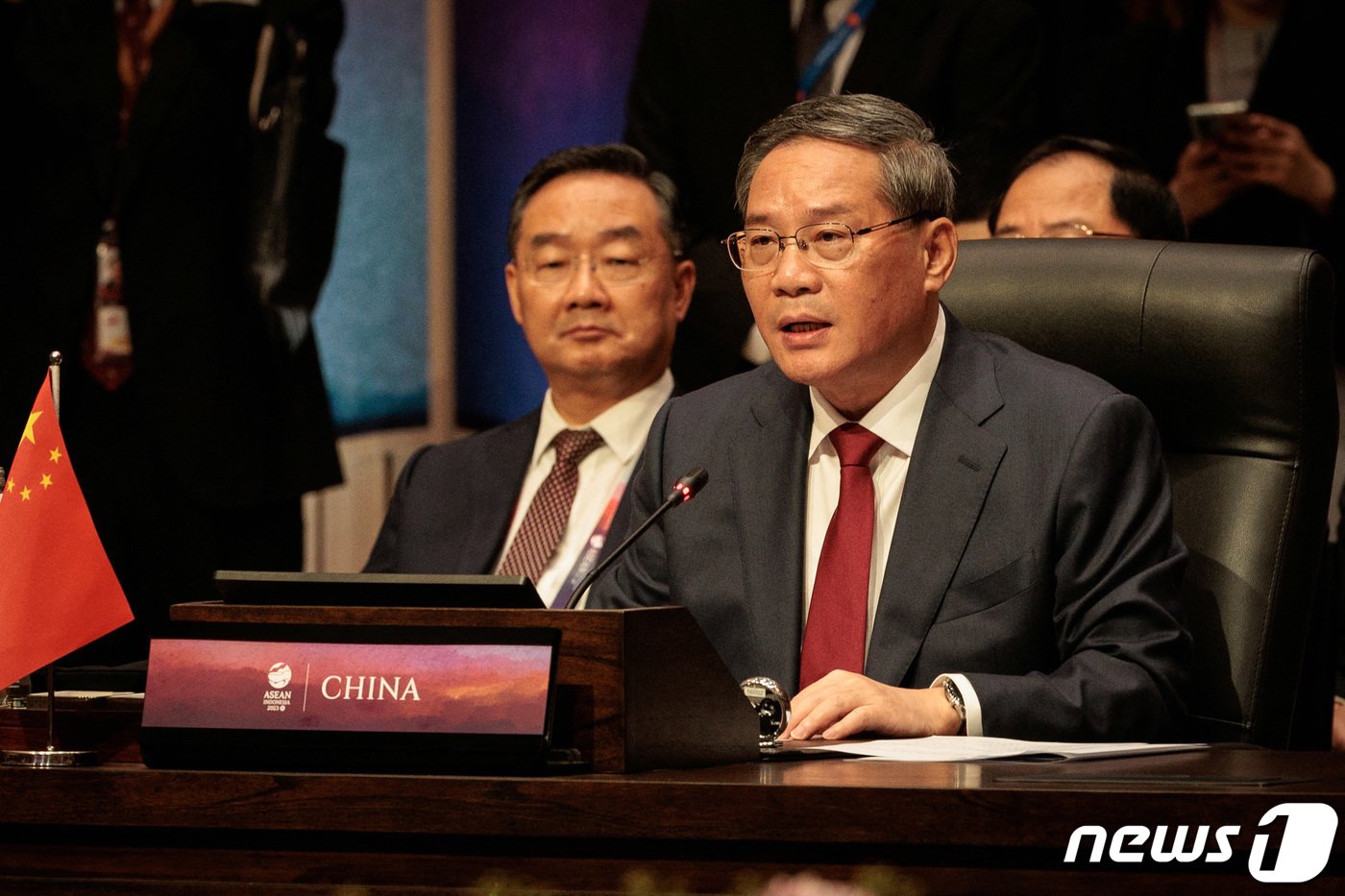 본문 이미지 - 리창 중국 총리가 6일 인도네시아 자카르타 컨벤션센터&#40;JCC&#41;에서 열린 중국-동남아시아국가연합&#40;ASEAN·아세안&#41; 정상회의에 참석해 발언하고 있다. ⓒ 로이터=뉴스1 ⓒ News1 최종일 기자