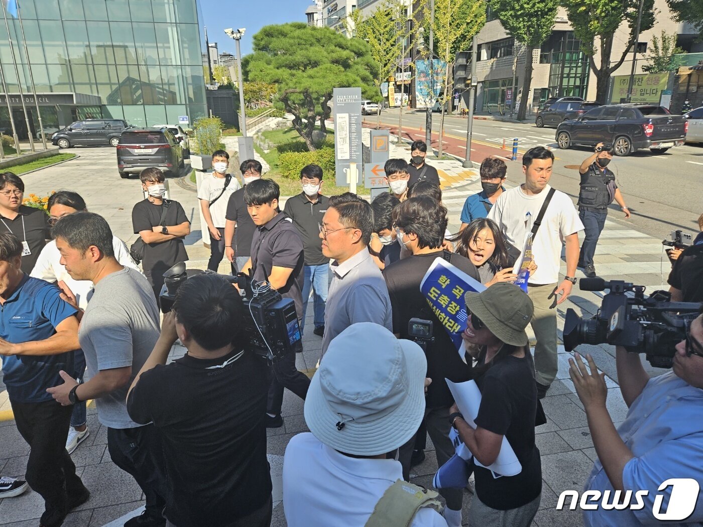 본문 이미지 - 기자회견을 앞서 대한육견협회와 동물보호단체 충돌.2023.9.6 한귀섭 기자