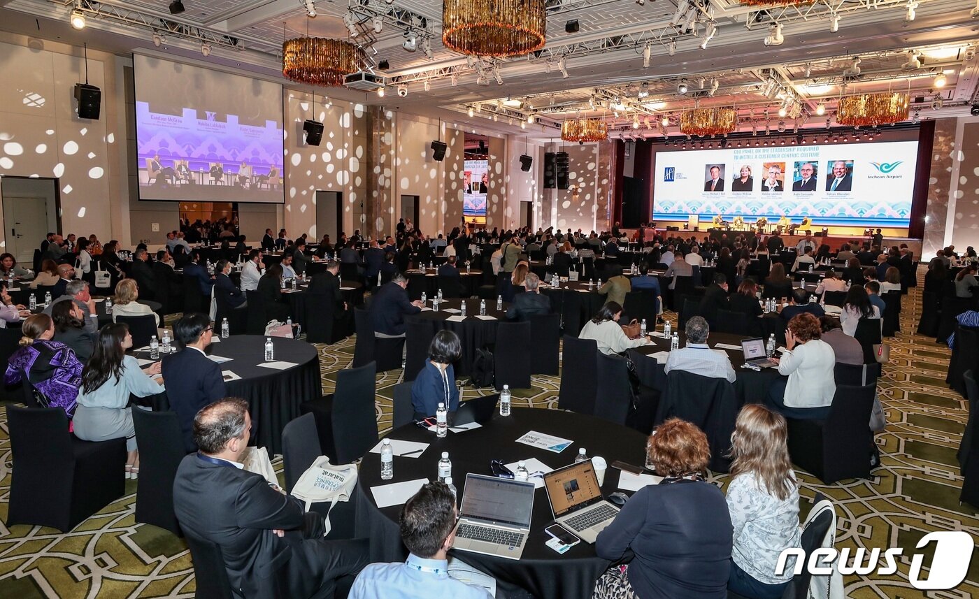 본문 이미지 - 6일 파라다이스시티 인천에서 인천국제공항공사와 국제공항협의회(ACI) 공동 개최로 열린 ‘제5회 고객경험 글로벌 써밋(Customer Experience Global Summit)’에서 공항산업 및 고객경험 분야 관계자들이 세션에 참여하고 있다. (인천공항공사 제공)/뉴스1
