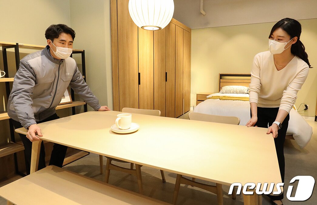 본문 이미지 - '오구가구 이전설치 서비스'를 제공하는 현대리바트 전문 설치기사가 가구 설치 작업을 하고 있다.(현대리바트 제공)