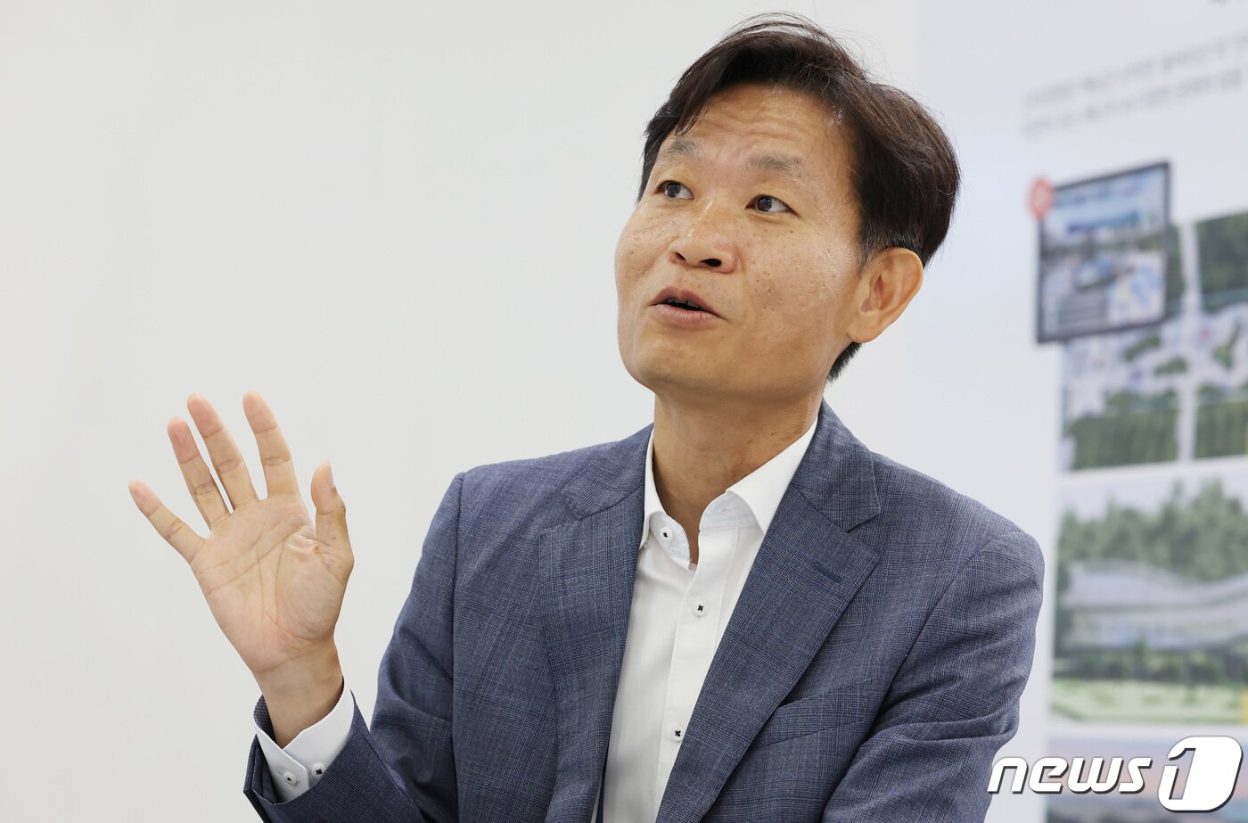 본문 이미지 - 황준호 본부장이 6일 경기 고양시 킨텍스에서 열린 2023월드스마트시티엑스포 내 전라남도 부스에서 해남 솔라시도 사업에 대해 설명하고 있다. 2023.9.6/뉴스1 ⓒ News1 김민지 기자
