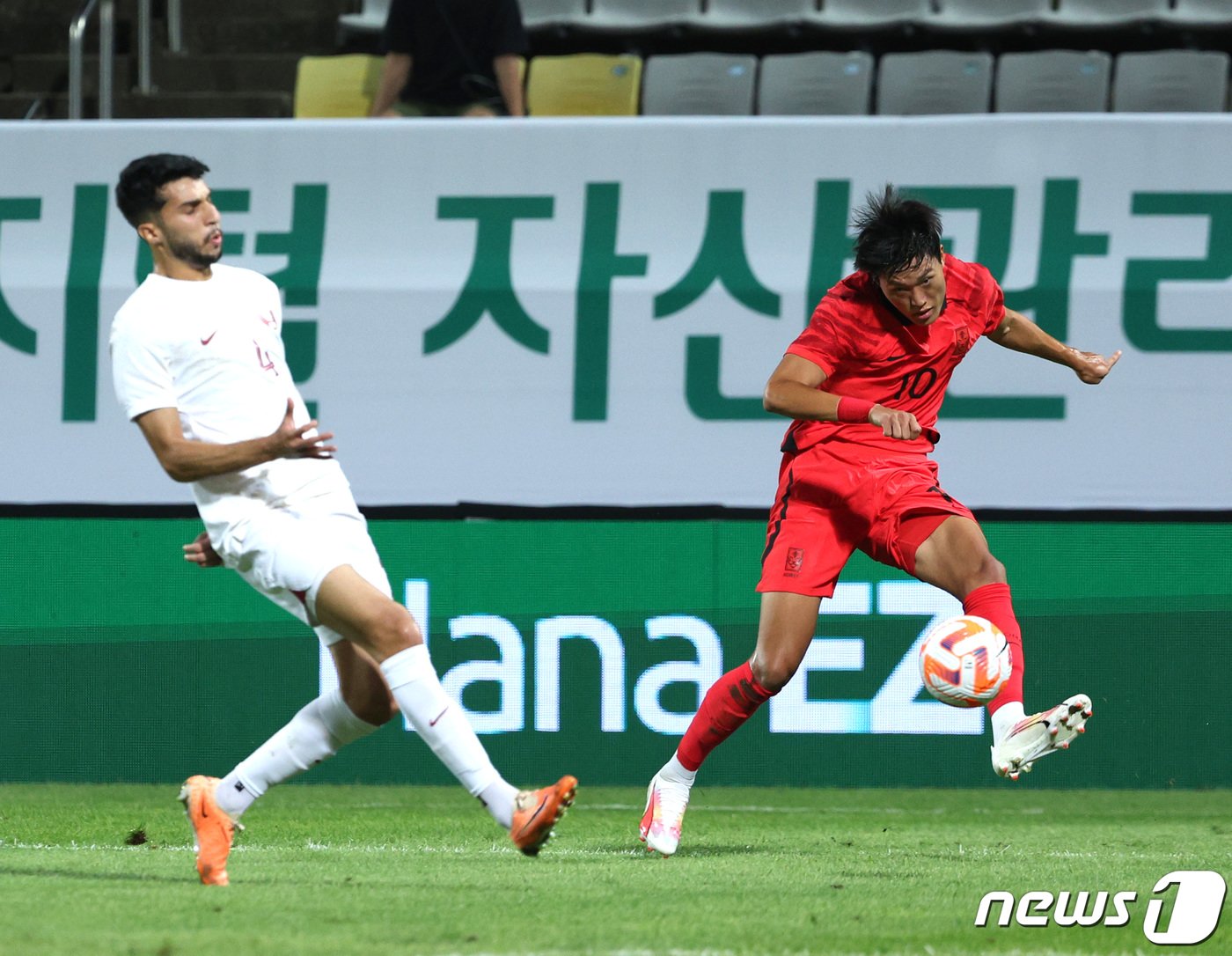 6일 오후 경남 창원시 창원축구센터에서 열린 아시아축구연맹&#40;AFC&#41; 23세 이하&#40;U23&#41; 아시안컵 예선 B조 조별리그 대한민국과 카타르의 경기에서 허율이 크로스를 하고 있다. 2023.9.6/뉴스1 ⓒ News1 신웅수 기자