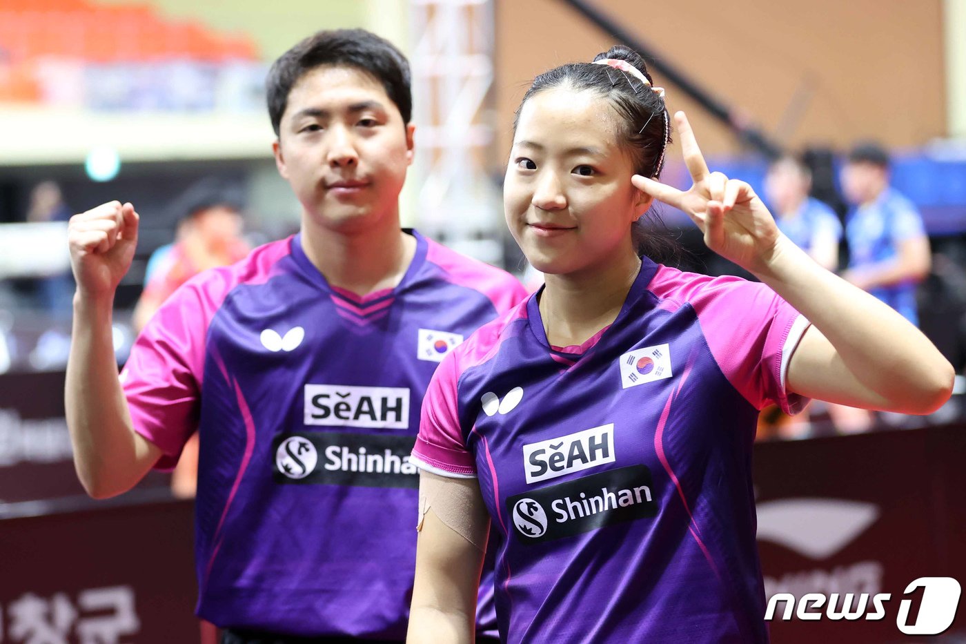 본문 이미지 - 임종훈, 신유빈이 6일 강원도 평창돔에서 열린 '2023 제26회 ITTF-ATTU 평창아시아탁구선수권대회 혼합복식' 8강 태국에 승리한 후 포즈를 취하고 있다. 임종훈-신유빈은 이날 8강전에서 산관신 파크품-파라낭 오라완(태국)을 세트스코어 3-0으로 꺾고 준결승 올랐다. (2023 평창아시아탁구선수권대회 조직위원회 제공) 2023.9.6/뉴스1 ⓒ News1 유승관 기자