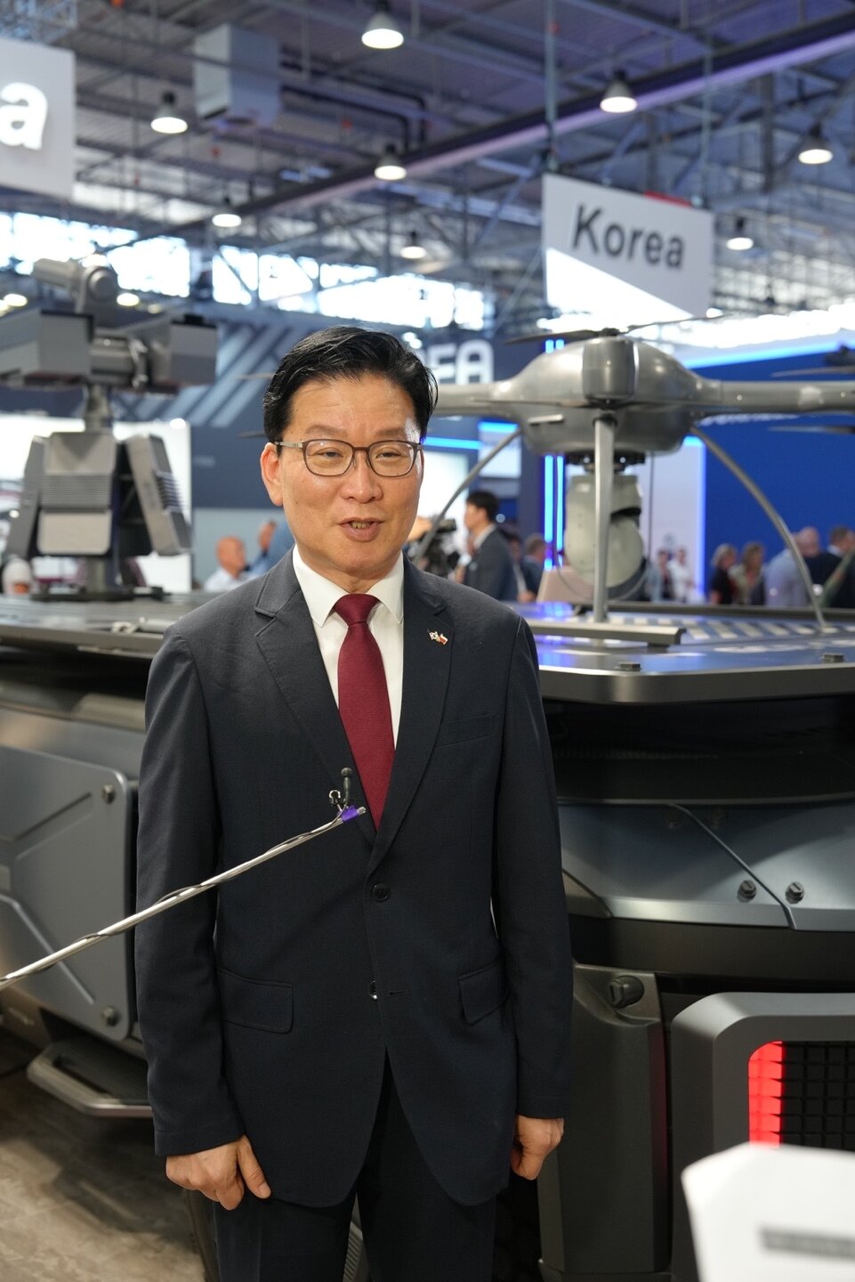 본문 이미지 - 서준모 유럽방산법인 법인장이 6일(현지시간) MSPO 전시장 현대로템 부스에서 취재진과 인터뷰하고 있다. (방진회 제공)