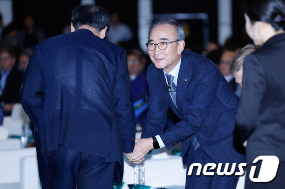 박윤규 차관과 악수하는 김영섭 대표