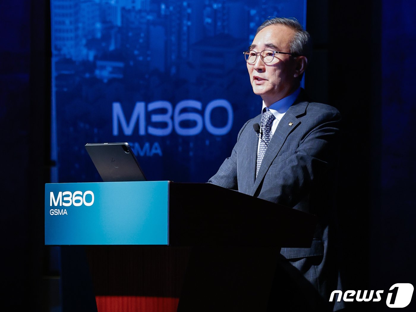 본문 이미지 - 김영섭 KT 대표이사가 7일 서울 중구 웨스틴 조선호텔에서 열린 세계이동통신사업자연합회(GSMA) 주최 모바일 360 아시아태평양 콘퍼런스에 참석해 ‘통신사 주도 디지털 패러다임 전환’ 기조연설을 하고 있다. 2023.9.7/뉴스1 ⓒ News1 안은나 기자