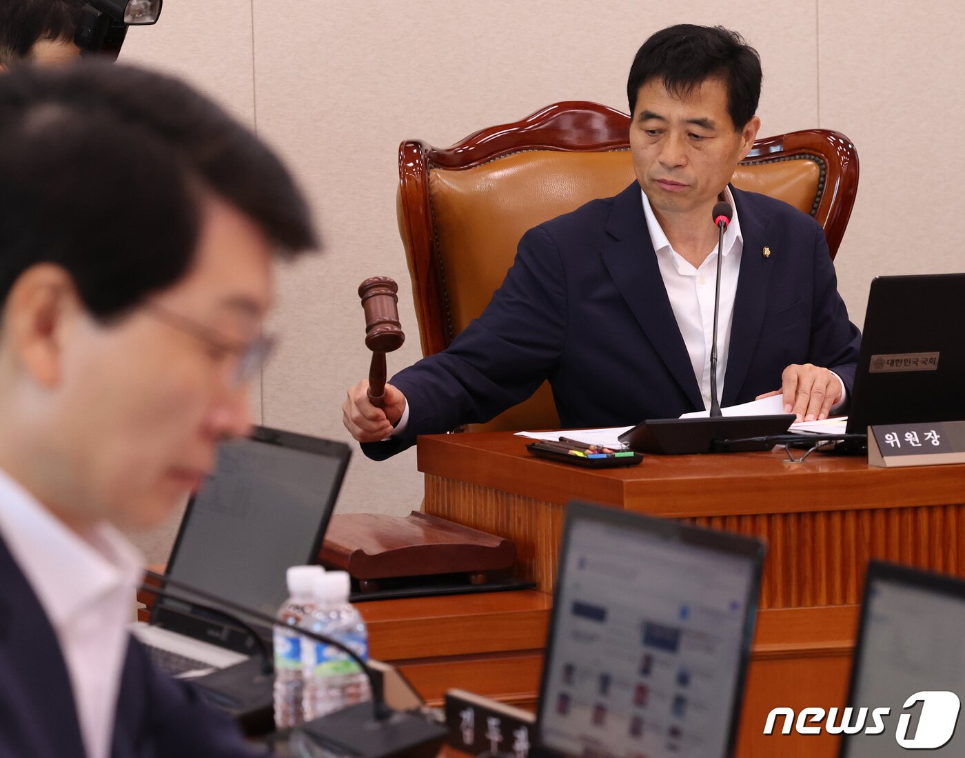 본문 이미지 - 김민기 국회 국토교통위 위원장이 7일 서울 여의도 국회에서 열린 국토교통위원회 전체회의에서 의사봉을 두드리고 있다. 2023.9.7/뉴스1 ⓒ News1 송원영 기자