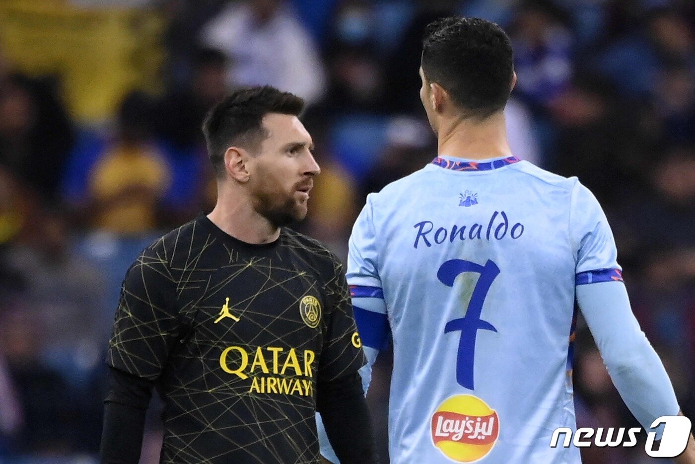 본문 이미지 - 리오넬 메시(왼쪽)와 크리스티아누 호날두 ⓒ AFP=뉴스1