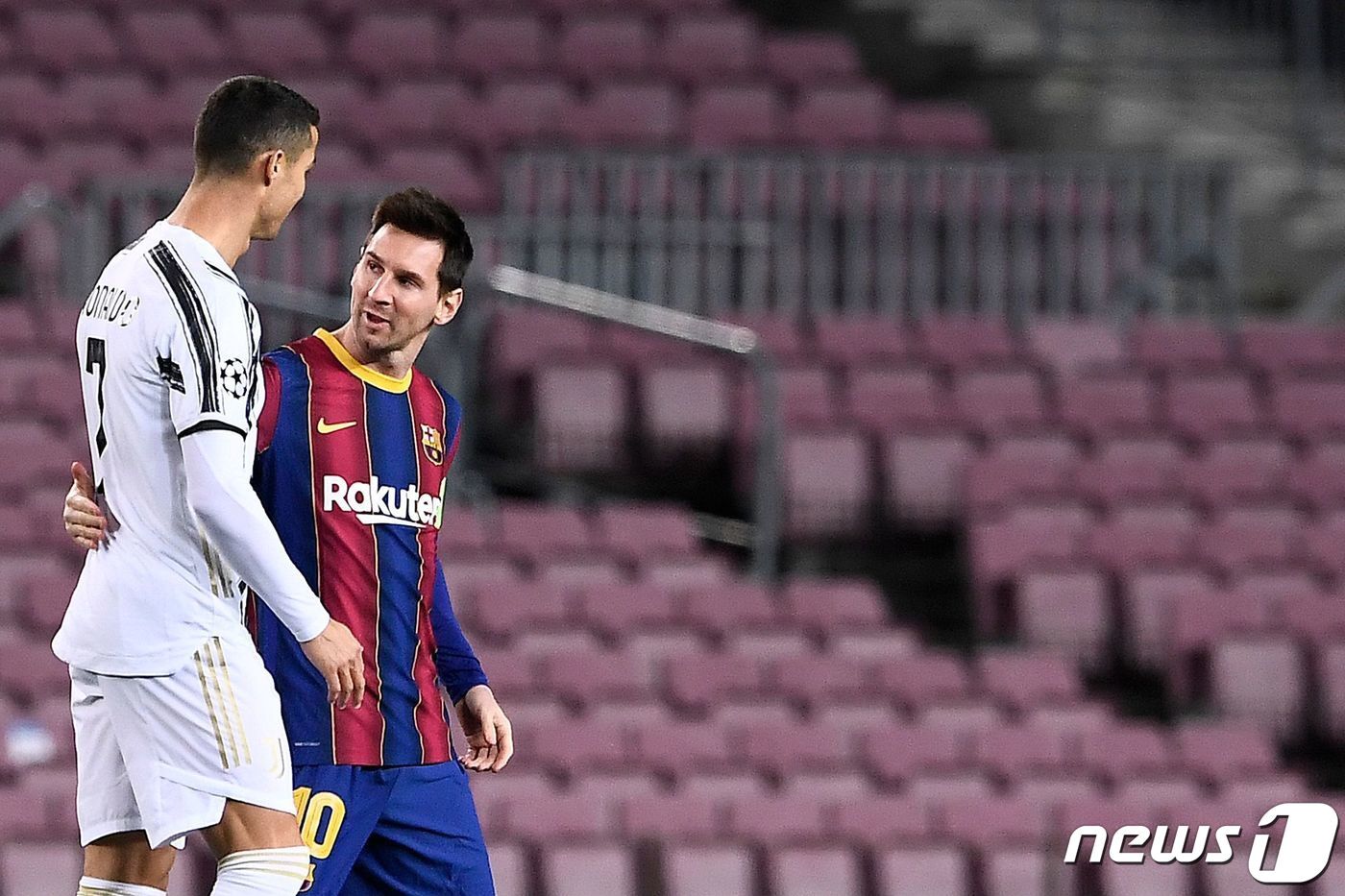 본문 이미지 - 대화를 나누는 호날두(왼쪽)와 메시 ⓒ AFP=뉴스1