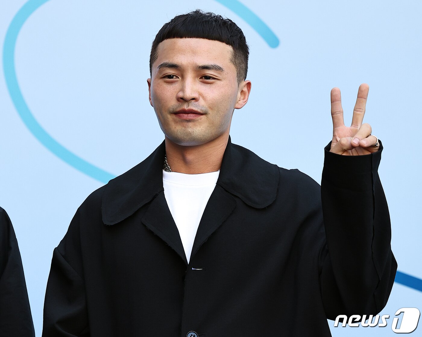 본문 이미지 - 래퍼 마이크로닷이 7일 서울 중구 동대문 DDP에서 열린 ‘2024 S/S 서울패션위크’ 슬링스톤 컬렉션에 참석해 포즈를 취하고 있다. 2023.9.7/뉴스1 ⓒ News1 김진환 기자