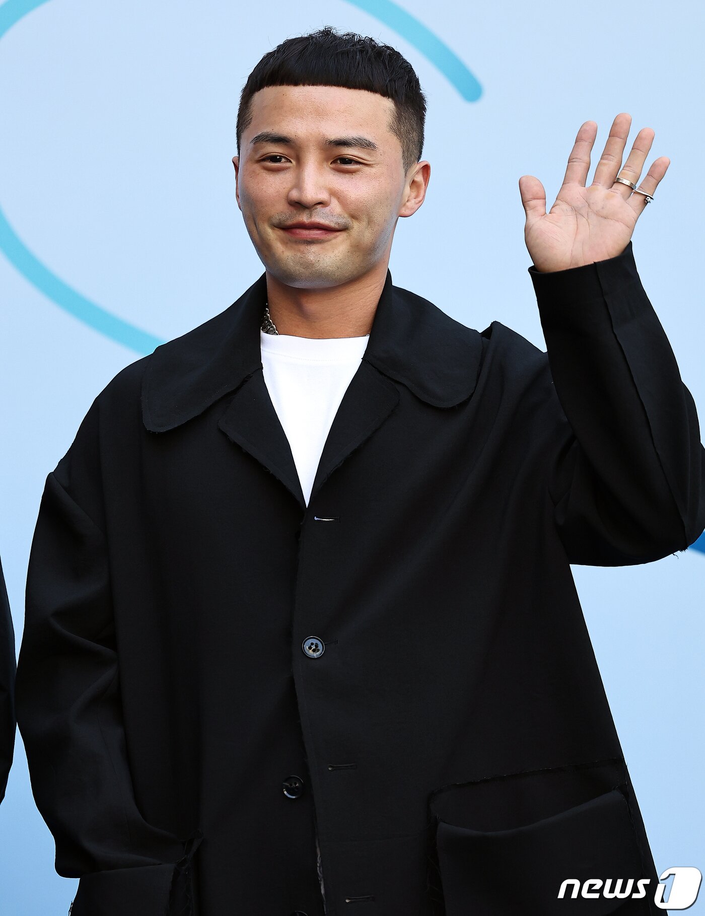 본문 이미지 - 래퍼 마이크로닷이 7일 서울 중구 동대문 DDP에서 열린 ‘2024 S/S 서울패션위크’ 슬링스톤 컬렉션에 참석해 포즈를 취하고 있다. 2023.9.7/뉴스1 ⓒ News1 김진환 기자