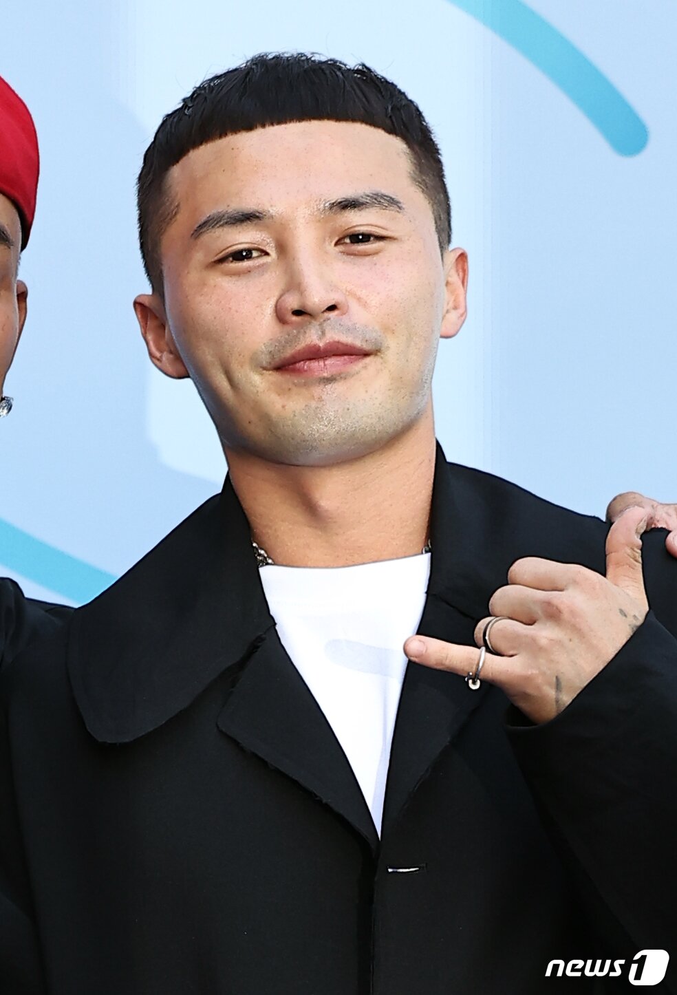 본문 이미지 - 래퍼 마이크로닷이 7일 서울 중구 동대문 DDP에서 열린 ‘2024 S/S 서울패션위크’ 슬링스톤 컬렉션에 참석해 포즈를 취하고 있다. 2023.9.7/뉴스1 ⓒ News1 김진환 기자