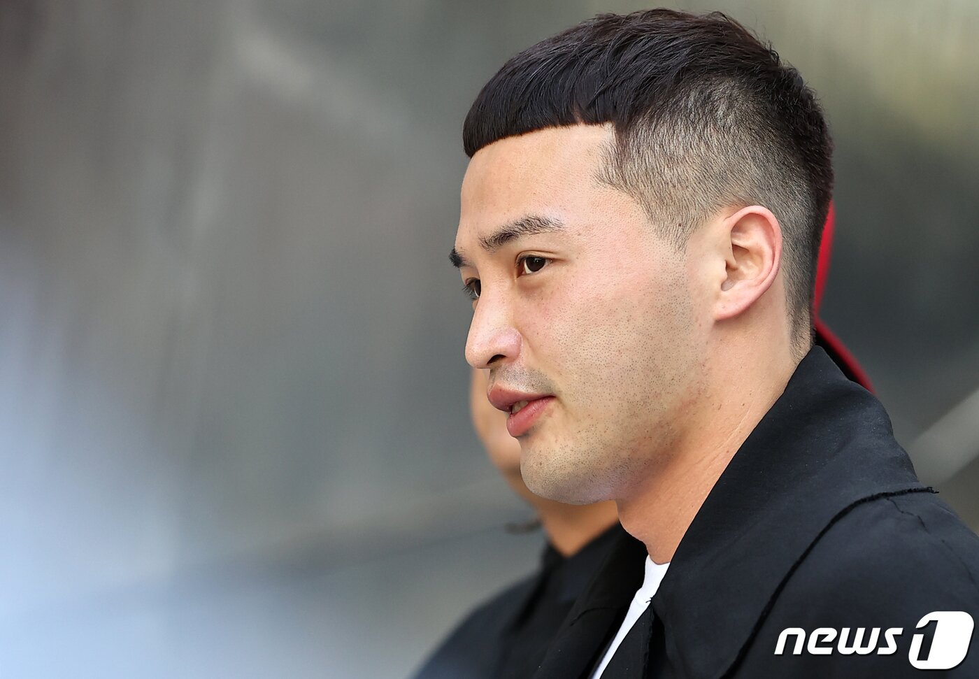본문 이미지 - 래퍼 마이크로닷이 7일 서울 중구 동대문 DDP에서 열린 ‘2024 S/S 서울패션위크’ 슬링스톤 컬렉션에 참석하고 있다. 2023.9.7/뉴스1 ⓒ News1 김진환 기자