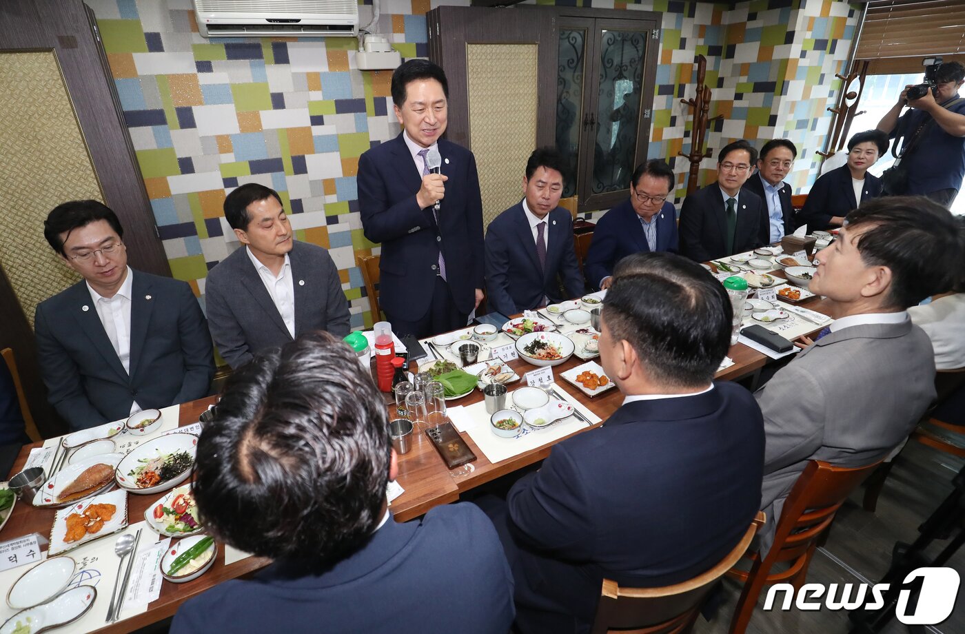 본문 이미지 - 김기현 국민의힘 대표가 7일 부산 부산진구 한 횟집에서 2030 부산세계박람회 유치를 염원하는 시민단체들과 오찬 간담회를 하고 있다. 2023.9.7/뉴스1 ⓒ News1 윤일지 기자