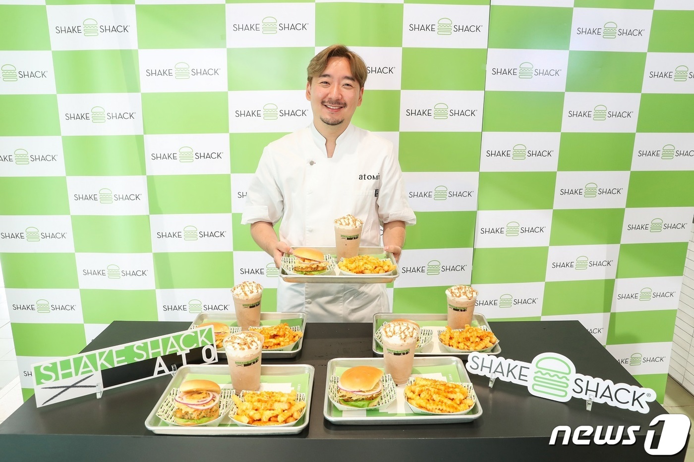 (서울=뉴스1) = 쉐이크쉑이 7일 서울 서초구 강남대로점에서 미쉐린 스타 ‘박정현’ 셰프와 협업해 개발한 ‘아토 메뉴 3종’을 선보였다.쉐이크쉑 본연의 맛에 박정현 셰프만의 섬세 …