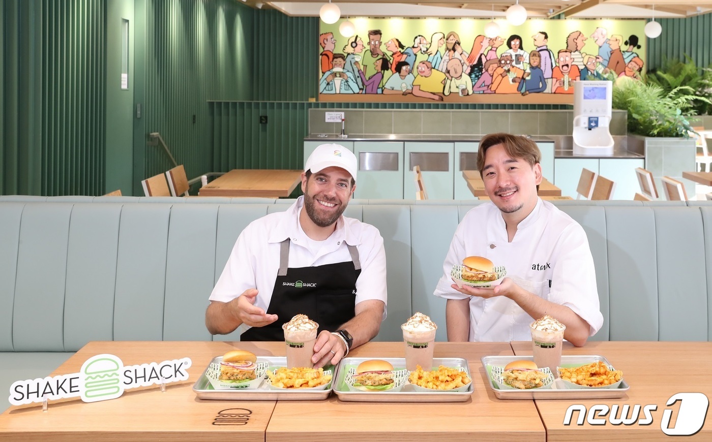 (서울=뉴스1) = 쉐이크쉑이 7일 서울 서초구 강남대로점에서 한정판 ‘아토 메뉴 3종’을 선보이고 있다.쉐이크쉑이 미쉐린 2스타 레스토랑 ‘아토믹스’ 박정현 셰프와 컬래버레이션을 …