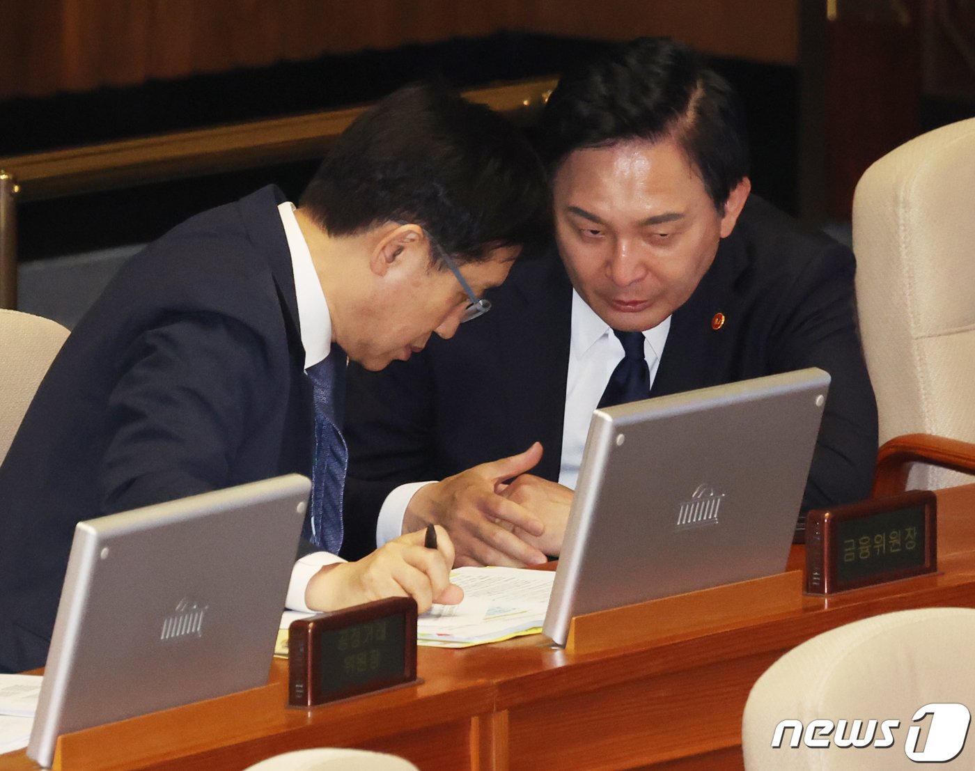 본문 이미지 - 원희룡 국토교통부 장관과 김주현 금융위원장이 7일 오후 서울 여의도 국회에서 열린 경제분야 대정부질문에서 대화를 하고 있다. 2023.9.7/뉴스1 ⓒ News1 송원영 기자