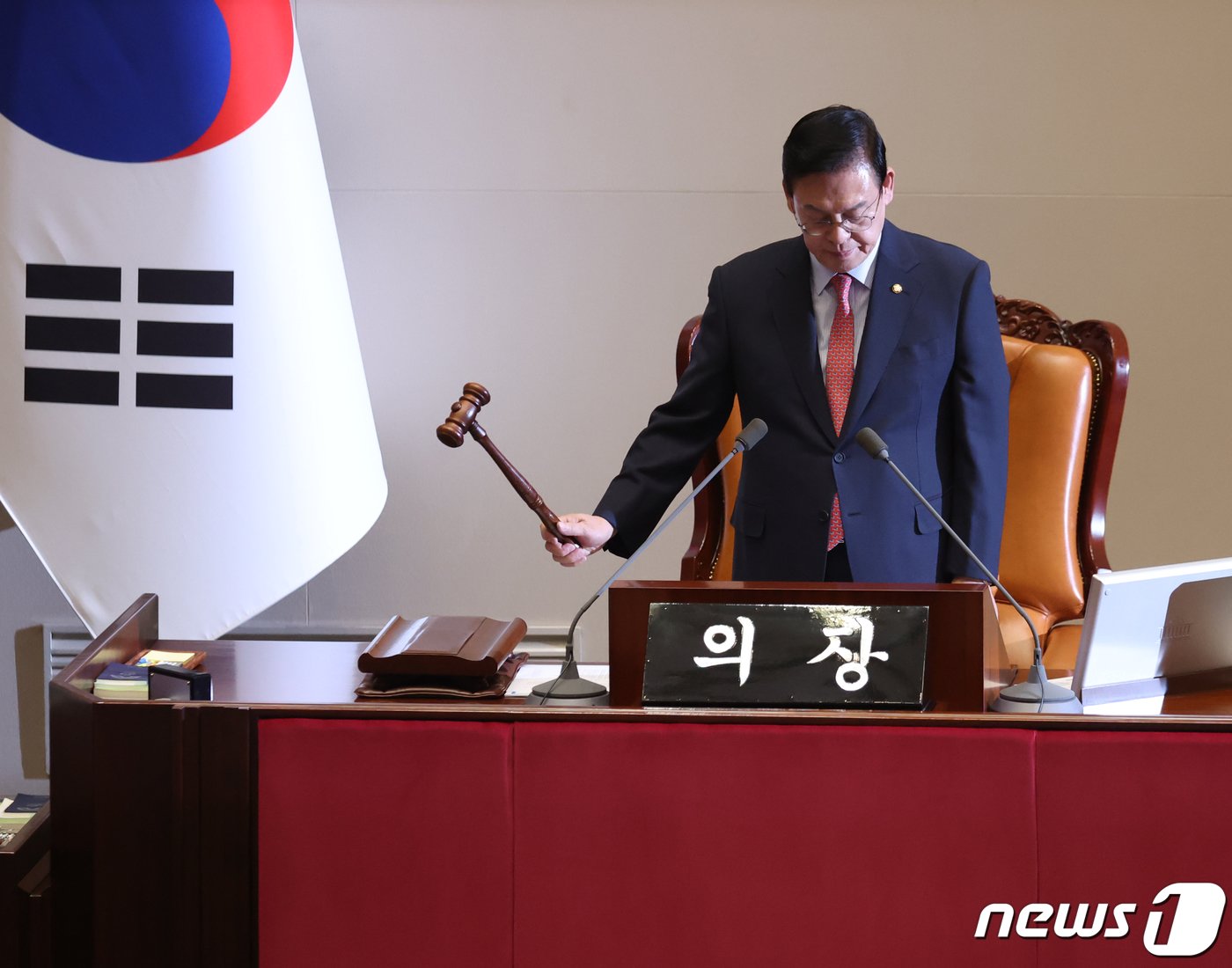 본문 이미지 - 정우택 국회 부의장이 7일 오후 서울 여의도 국회에서 열린 경제분야 대정부질문에서 의사봉을 두드리고 있다. 2023.9.7/뉴스1 ⓒ News1 송원영 기자