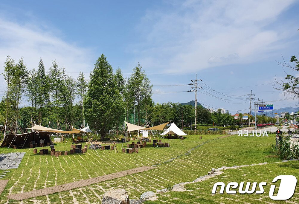 본문 이미지 - 개막식이 열리는 ‘춘천 아울러’ 카페 잔디마당.(춘천영화제 제공)