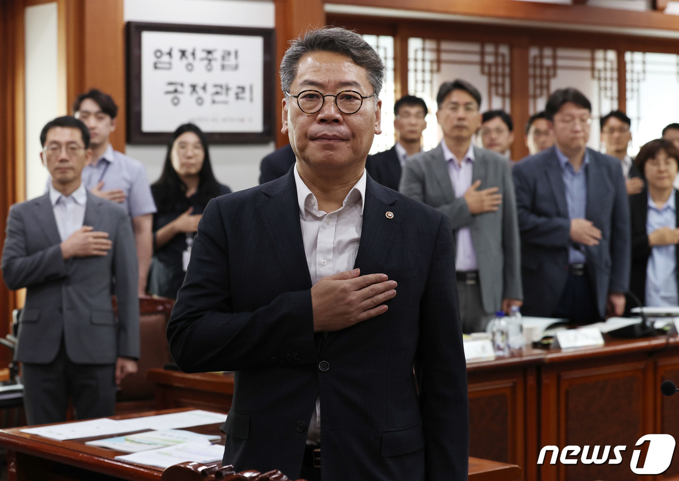 (과천=뉴스1) 구윤성 기자 = 김용빈 중앙선거관리위원회 사무총장이 7일 오후 경기 과천시 중앙선관위에서 열린 제22대 국회의원 선거 선거관리 대책회의에서 국기에 대한 경례를 하고 …