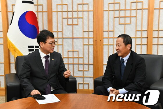 문화유산 환수 유공자 김강원 씨와 환담하는 문화재청장