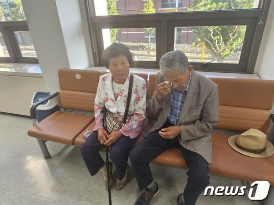 북한에 납치됐다가 생환했지만 우리 수사기관의 고문에 허위 자백을 해 반공법 위반 혐의를 확정 받았던 신평옥씨가 재심에서 무죄를 선고 받은 7일 광주고법 법정 앞에서 소감을 말하고 있다. 2023.9.7/뉴스1 최성국