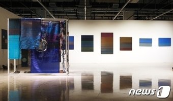 본문 이미지 -  청주공예비엔날레 2023 내부 전시 모습(노루페인트 제공)