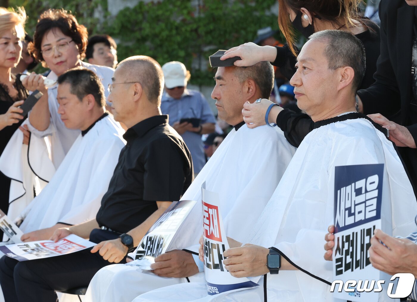 본문 이미지 - 더불어민주당 김성주, 윤준병 의원 등이 7일 서울 여의도 국회 본청 앞 계단에서 열린 '윤석열정부 새만금 SOC 예산 삭감 규탄대회'에서 삭발을 하고 있다. 2023.9.7/뉴스1 ⓒ News1 송원영 기자