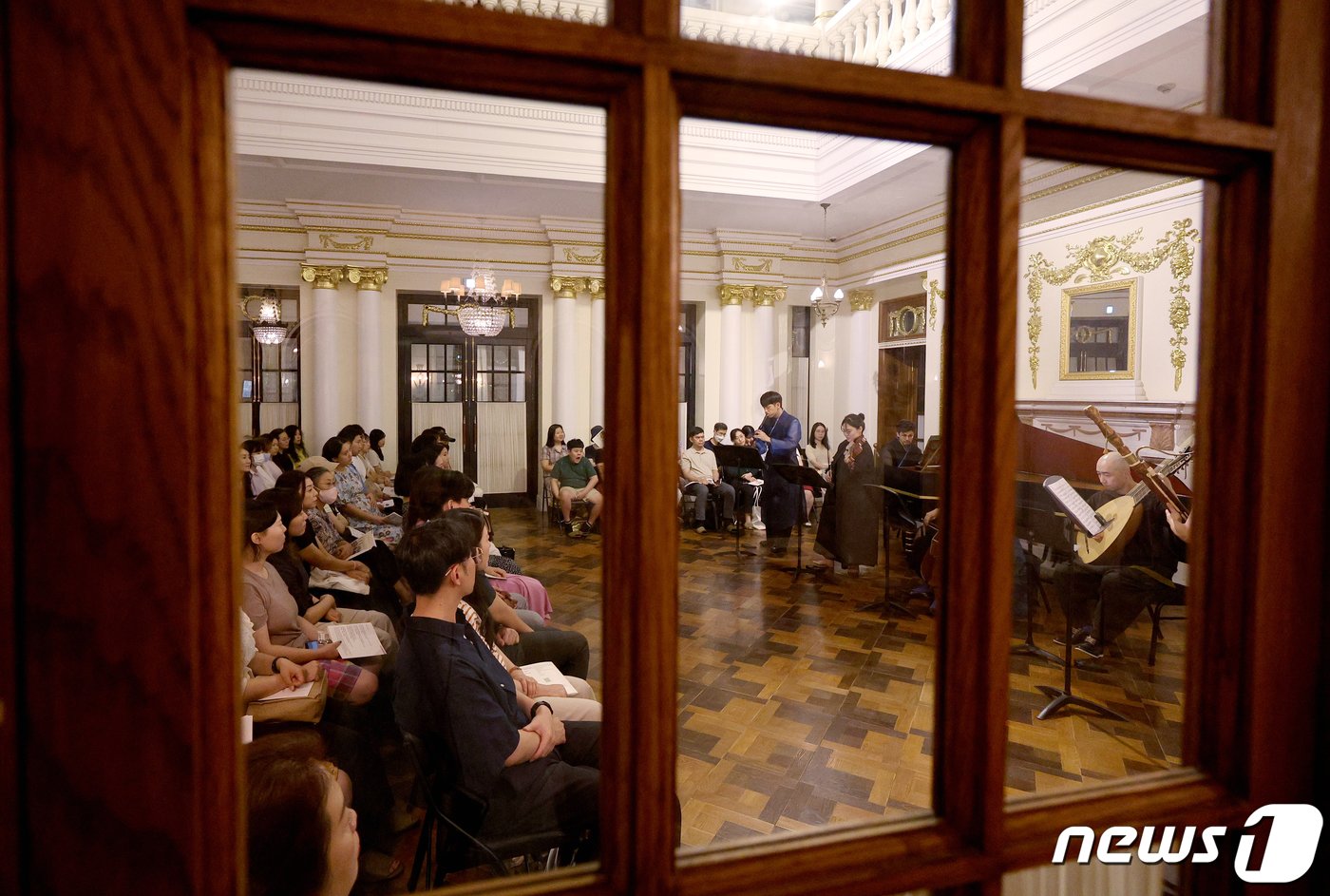 본문 이미지 - 7일 오후 서울 중구 덕수궁 석조전에서 열린 바로크 음악회를 찾은 시민들이 &#39;바로크 앙상블 누리 콜렉티브&#39;의 연주를 감상하고 있다. 2023.9.7/뉴스1 ⓒ News1 장수영 기자