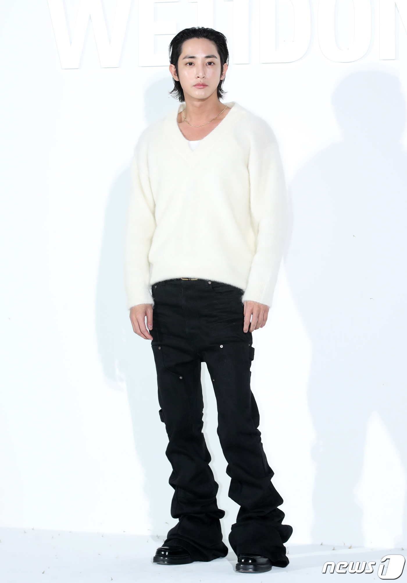 (서울=뉴스1) 권현진 기자 = 모델 이수혁이 7일 서울 강남구 코엑스에서 진행된 지드래곤 누나의 패션 브랜드 웰던(WE11DONE) 2024 봄여름 컬렉션 '집의 흔적(Remna …