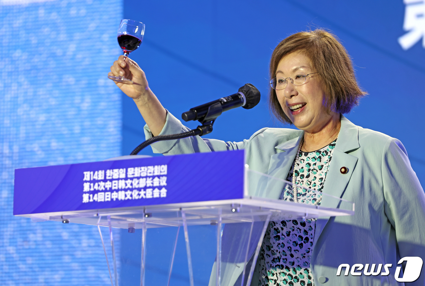 (서울=뉴스1) = 나가오카 케이코 일본 문부과학대신이 7일 전주 라한호텔에서 열린 제14회 한·중·일 문화장관회의 환영만찬에서 건배사를 하고 있다. (문화체육관광부 제공)2023 …