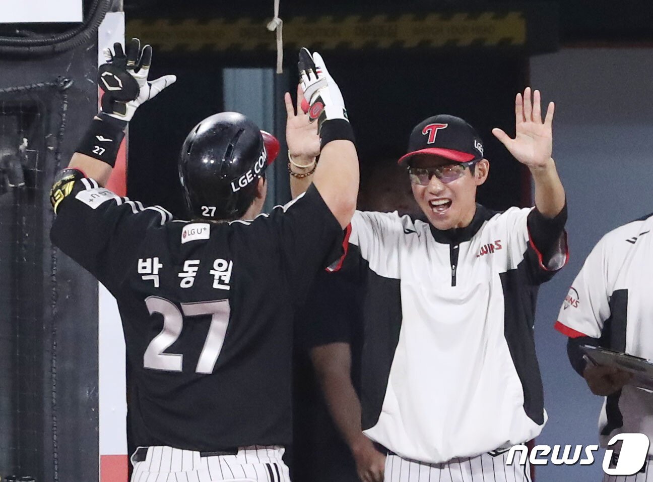 본문 이미지 - 지난 9월 7일 오후 경기 수원시 장안구 KT위즈파크에서 열린 ‘2023 신한은행 SOL KBO리그’ LG 트윈스와 KT 위즈의 경기, 8회초 1사 주자없는 상황 LG 박동원이 홈런을 치고 염경엽 감독(오른쪽)과 기뻐하고 있다. 2023.9.7/뉴스1 ⓒ News1 김영운 기자