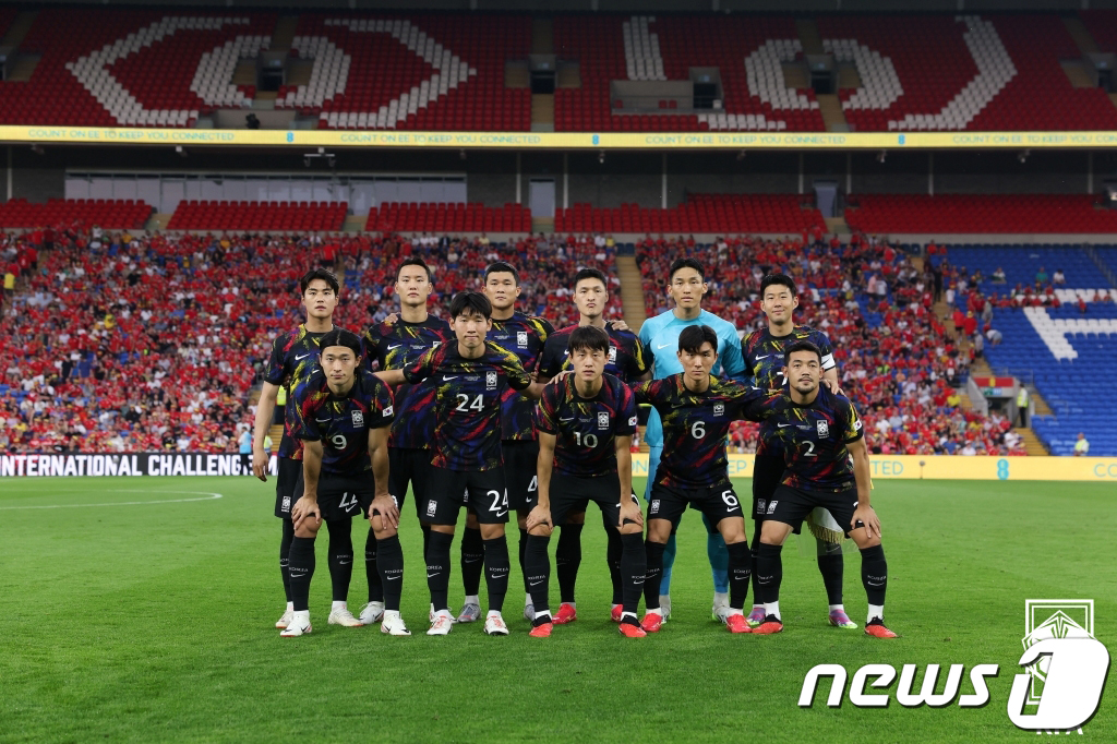 (서울=뉴스1) = 대한민국 축구 대표팀이 8일(한국시간) 영국 카디프의 카디프시티 스타디움에서 열린 대한민국과 웨일스의 친선 경기에서 시작 전 사진촬영을 하고 있다. (대한축구협 …