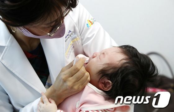 본문 이미지 - 서울의 한 어린이병원에서 영아가 예방접종을 하고 있는 모습. (사진은 기사 내용과 관계 없음.) ⓒ News1 박지혜 기자