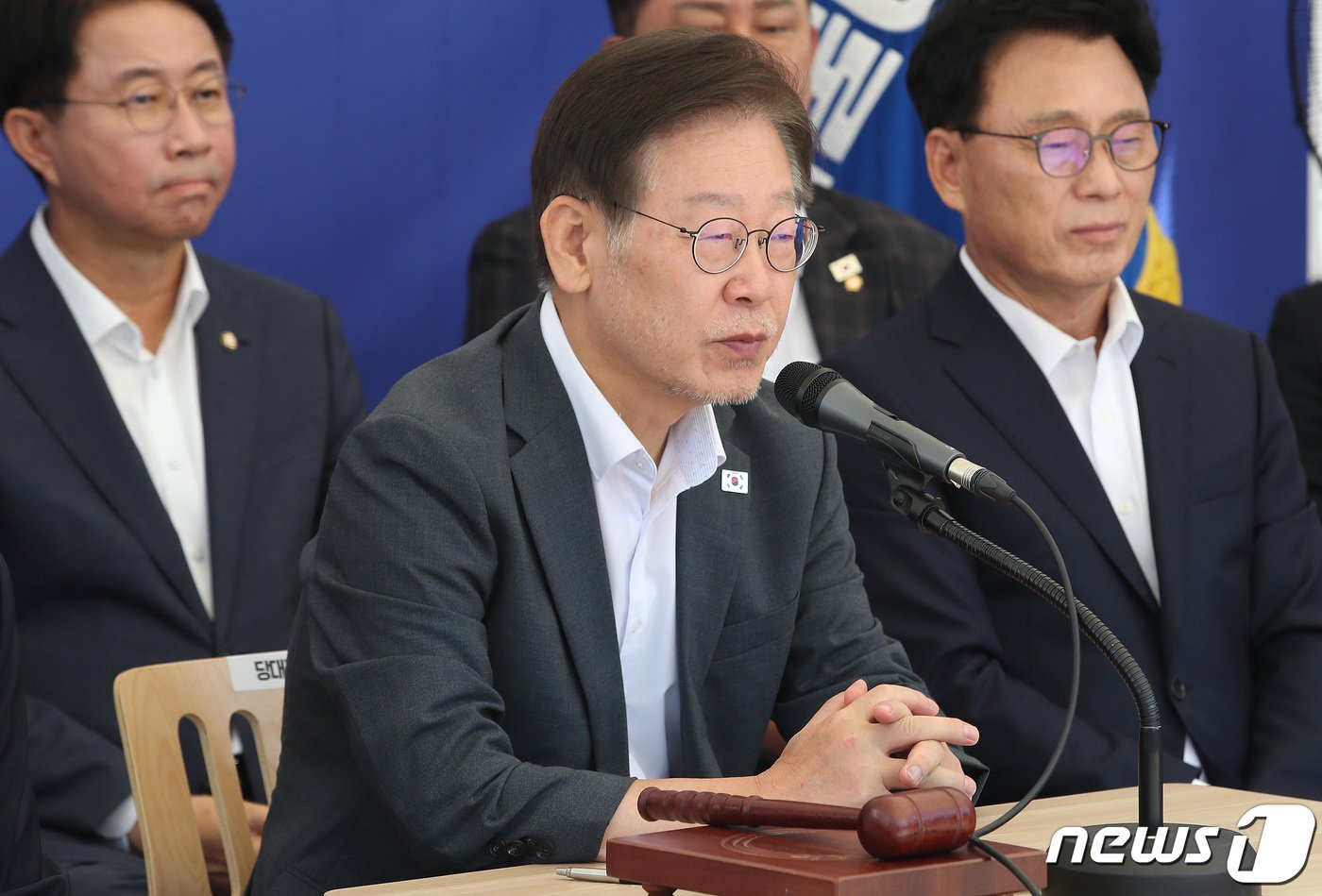 본문 이미지 - 이재명 더불어민주당 대표가 8일 오전 서울 여의도 국회 본관 앞 단식투쟁천막에서 열린 최고위원회의에서 모두발언을 하고 있다. 2023.9.8/뉴스1 ⓒ News1 임세영 기자