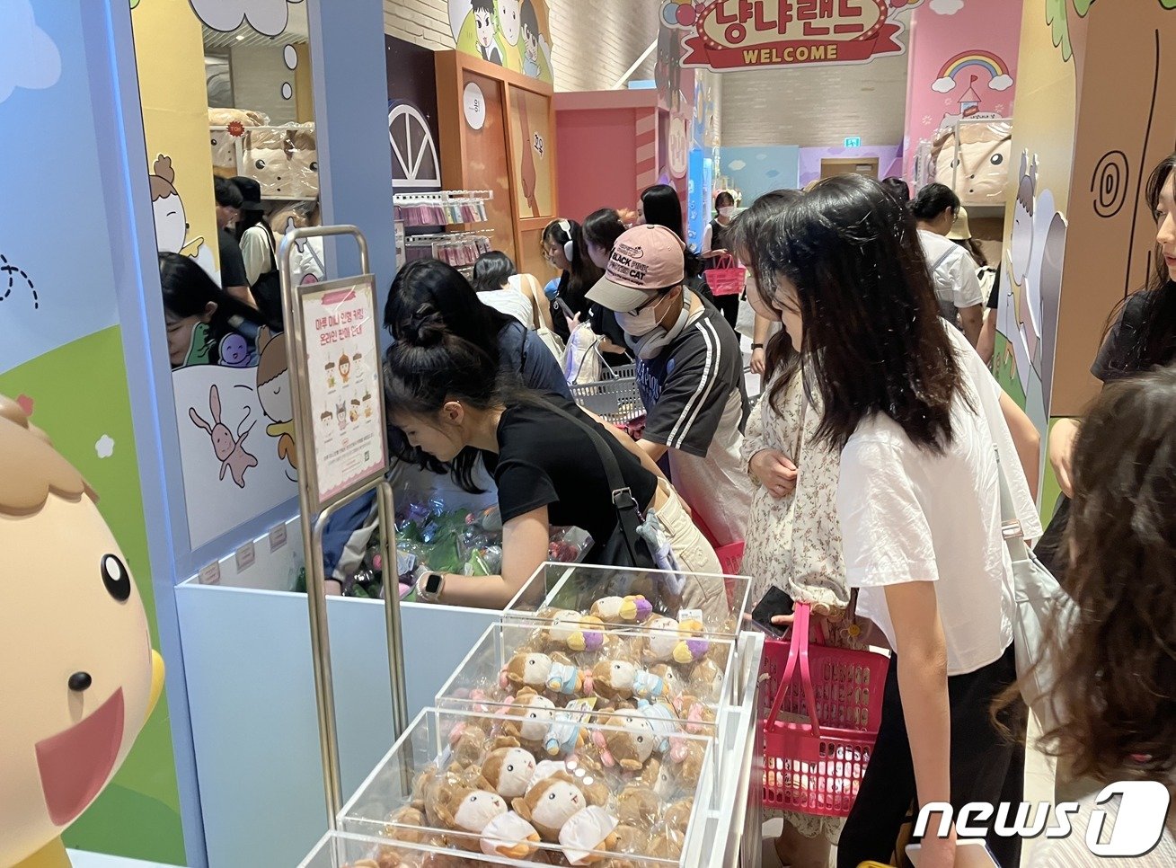 본문 이미지 - 7일 네이버웹툰이 지난 5일 서울 영등포구 더현대서울 지하1층에 연 팝업스토어 '툰페스티벌' 매장에서 방문객들이 구매할 굿즈를 살펴보고 있다. 2023.9.7. ⓒ News1 김기성 기자