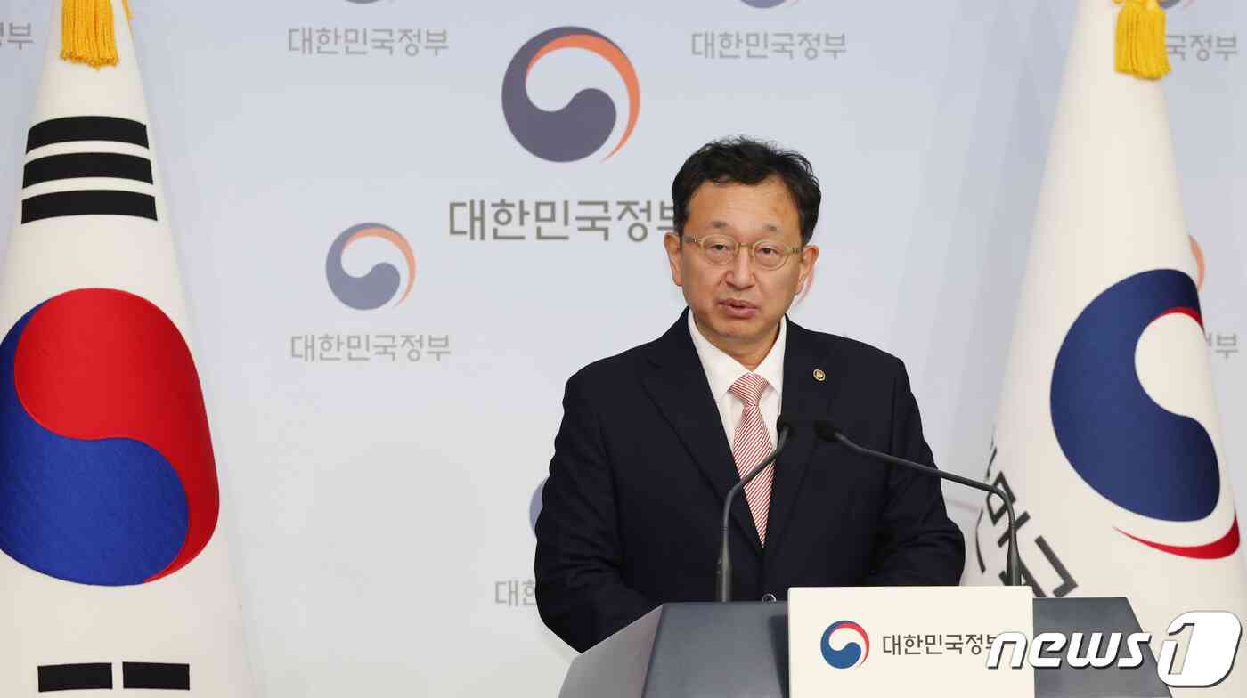 정승윤 국민권익위원회 부위원장이 8일 오전 서울 종로구 정부서울청사 별관에서 방송통신심의위원회 위원의 이해충돌방지법 위반 의혹 신고 사건 조사 결과 발표를 하고 있다. 2023.9.8/뉴스1 © News1 김명섭 기자