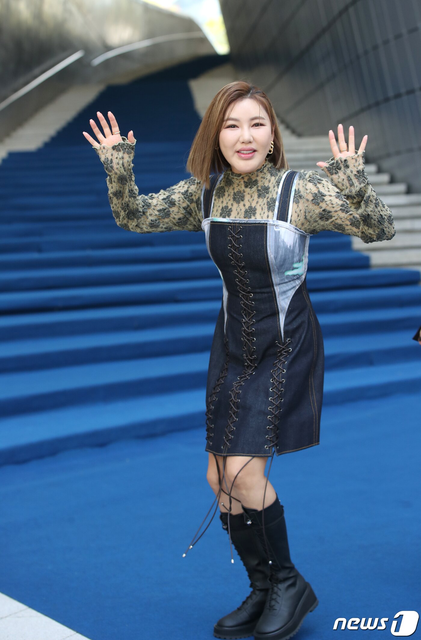 본문 이미지 - 트롯가수 송가인이 8일 서울 중구 동대문 DDP에서 열린 ‘2024 S/S 서울패션위크’ 비건타이거 컬렉션에 참석해 인사를 하고 있다. ⓒ News1 권현진 기자