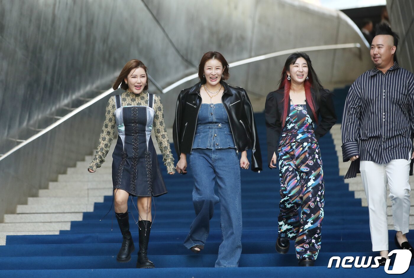 본문 이미지 - 가수 송가인&#40;왼쪽부터&#41;과, 이미리, 서진실, 전 야구선수 유희관이 8일 서울 중구 동대문 DDP에서 열린 ‘2024 S/S 서울패션위크’ 비건타이거 컬렉션에 참석해 블루카펫을 밟고 있다. ⓒ News1 권현진 기자